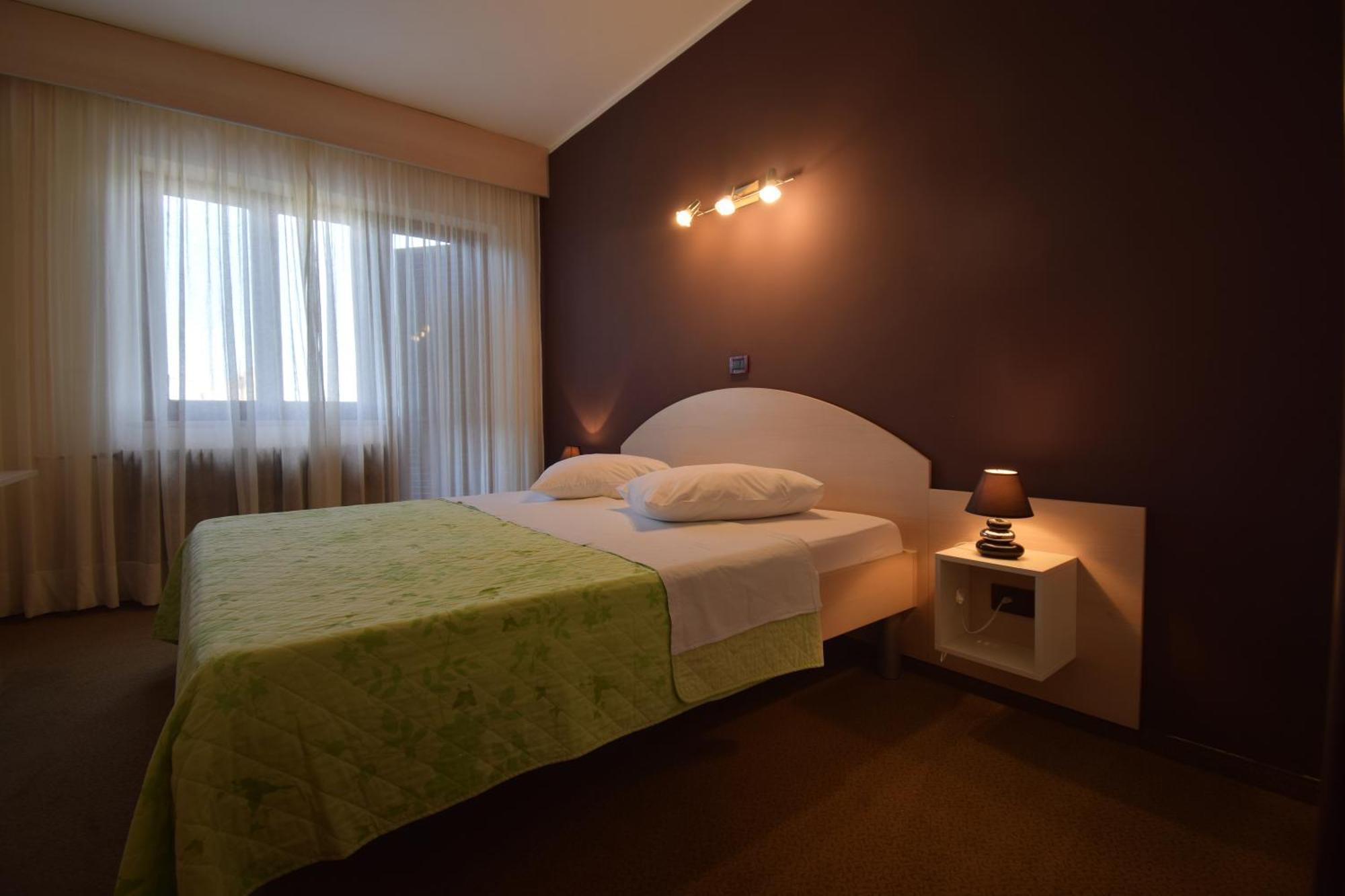 בוג'ה Hotel Zephyr - Plovanija מראה חיצוני תמונה